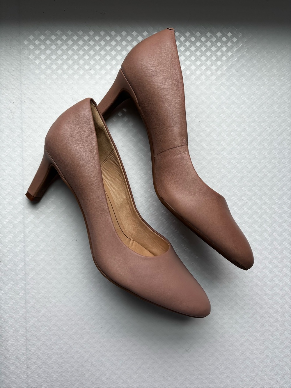 Clarks Women's Pointed Mid Heel Pumps in Nude/Beige
